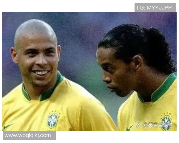 与足球球星亲密合影瞬间留念，捕捉与偶像同框的荣耀时刻